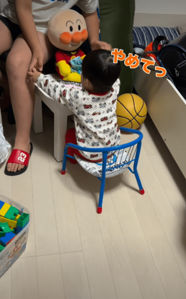 次男くんの部屋にいたい三男くん③（＠haz_mama3taroさんより提供）