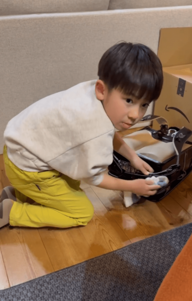 ランドセルを磨く弟くん③（＠risa_okano2さんより提供）