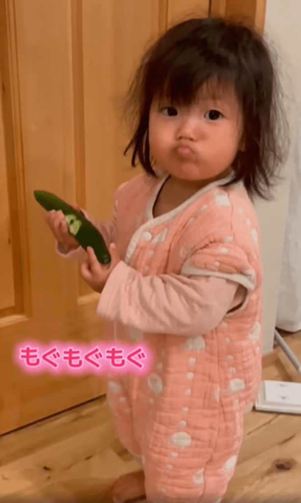きゅうりをかじる娘さん⑤（＠shabondamasolapiさんより提供）