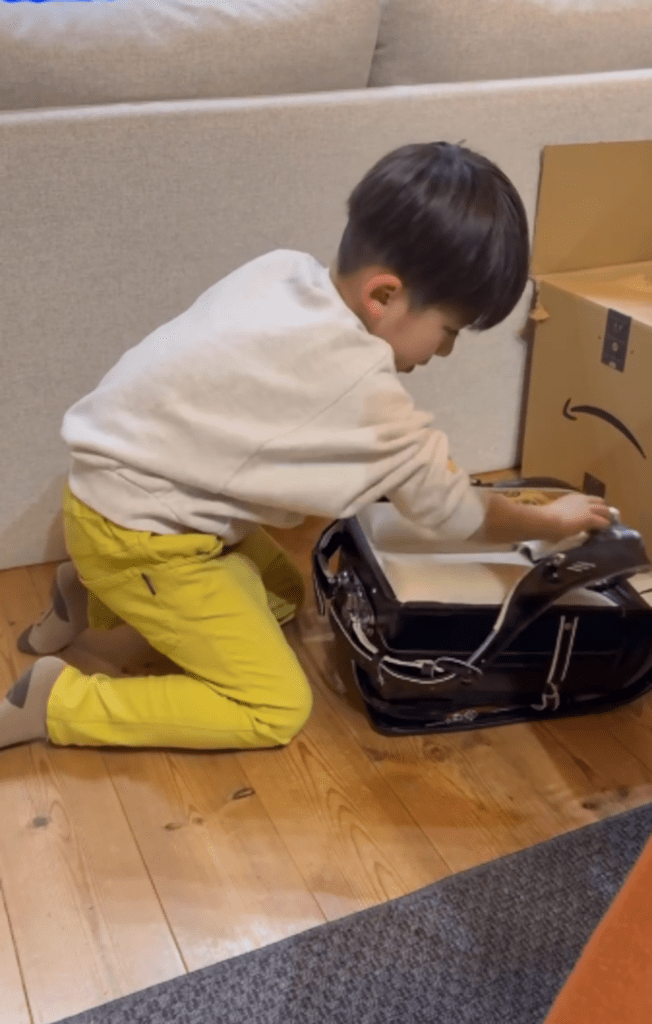 ランドセルを磨く弟くん④（＠risa_okano2さんより提供）