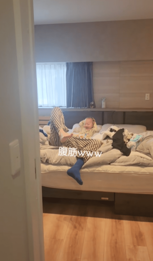 腹筋運動しているように見える息子さん⑤（＠avopippiさんより提供）