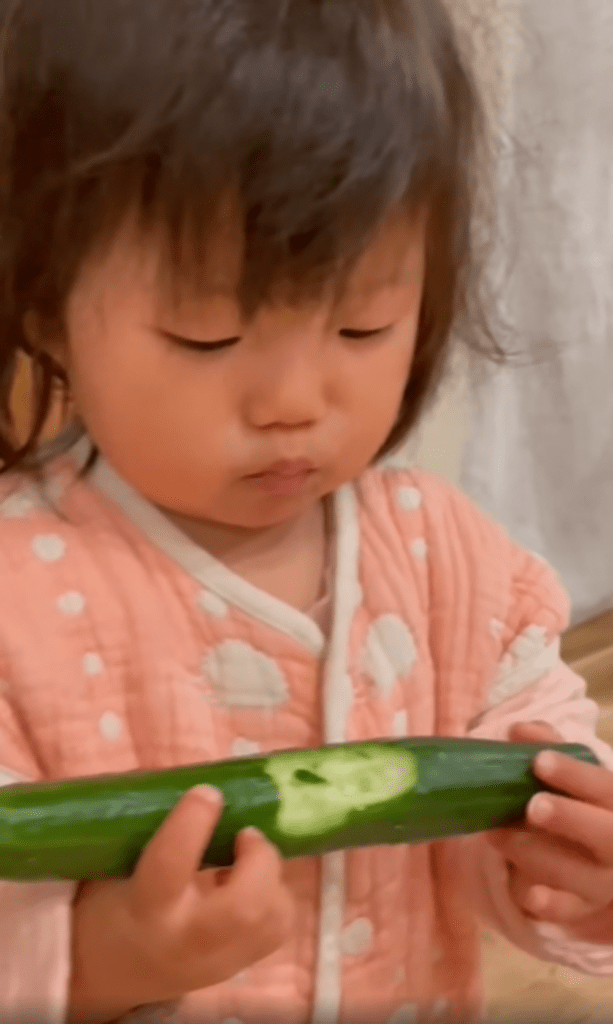きゅうりをかじる娘さん⑥（＠shabondamasolapiさんより提供）