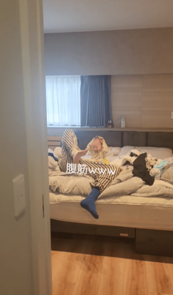 腹筋運動しているように見える息子さん⑥（＠avopippiさんより提供）