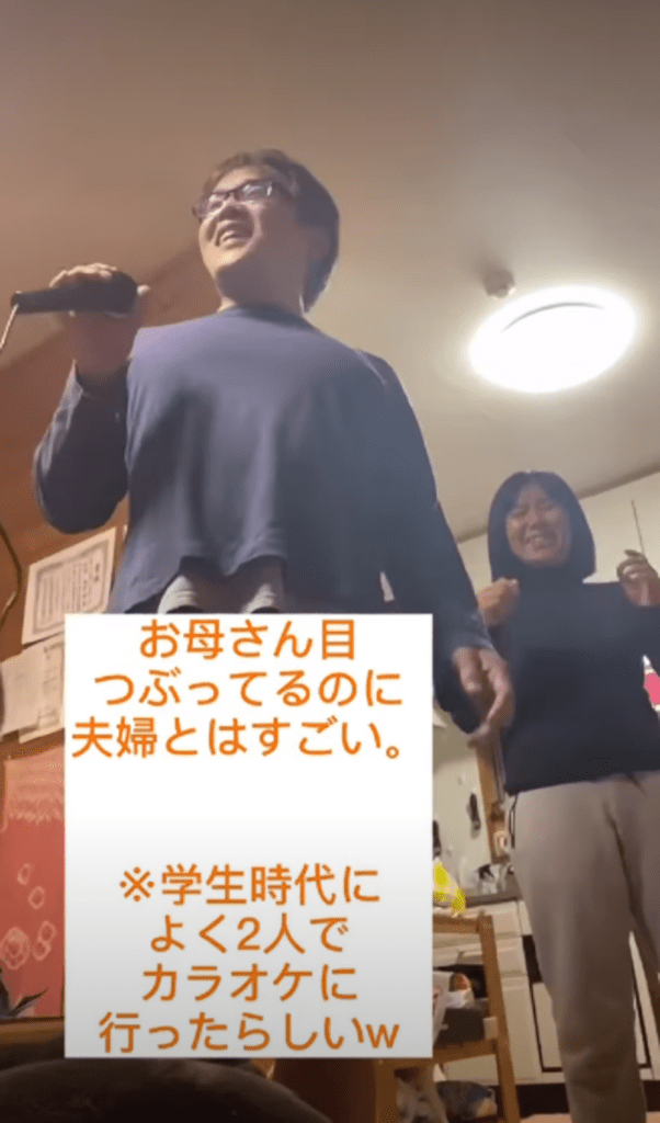 カラオケを楽しむ両親⑧（＠kurione.channelさんより提供）