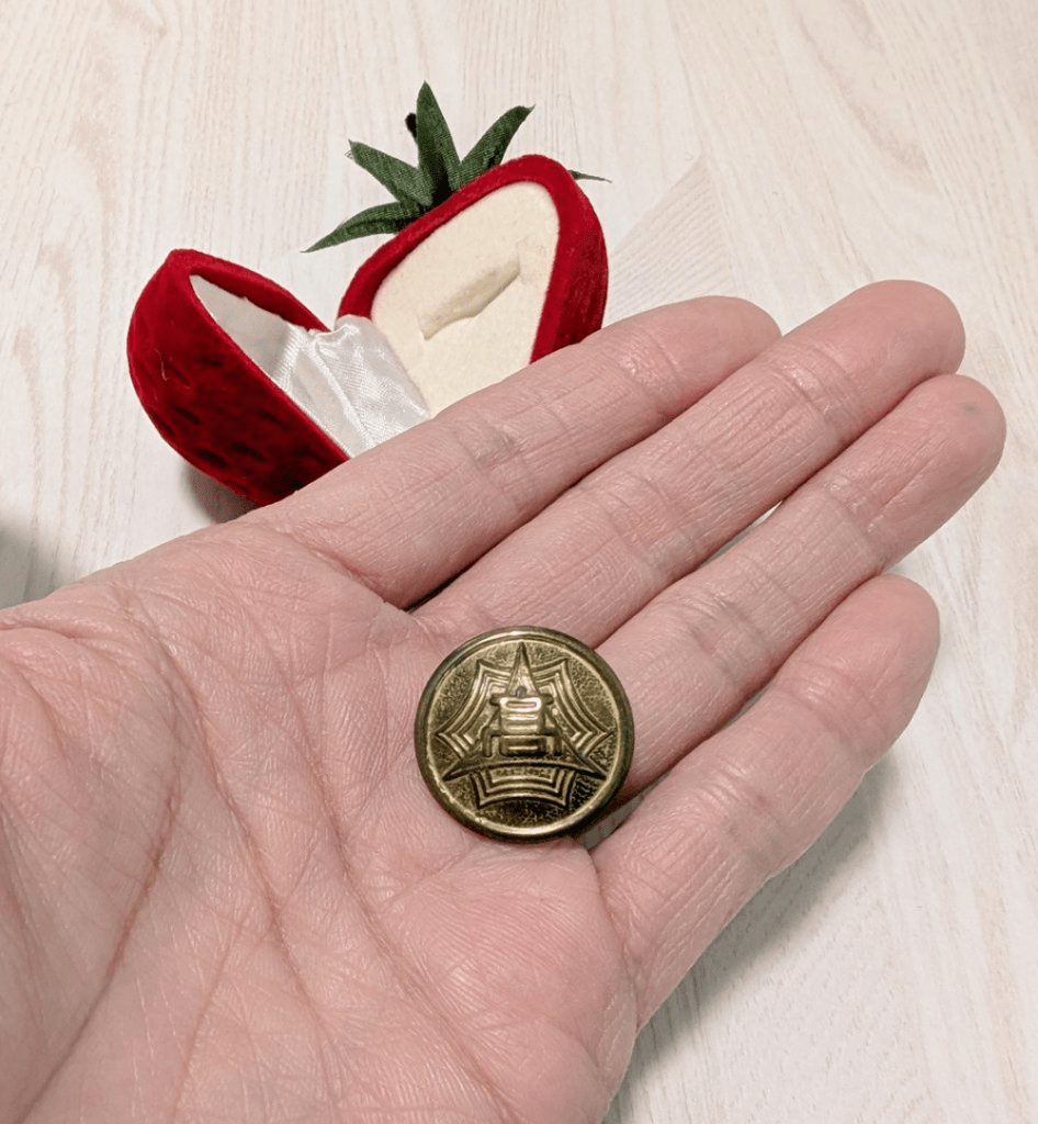 30年前に旦那さんからもらった第2ボタン（＠torish935さんより提供）