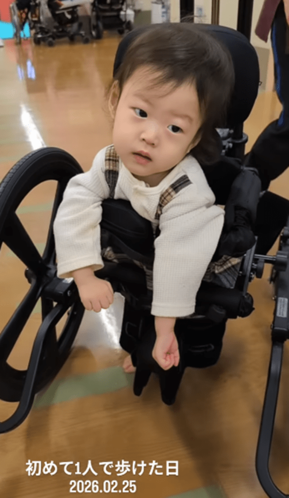 初めて一人で歩けた日（＠nipemado.1997さんより提供）