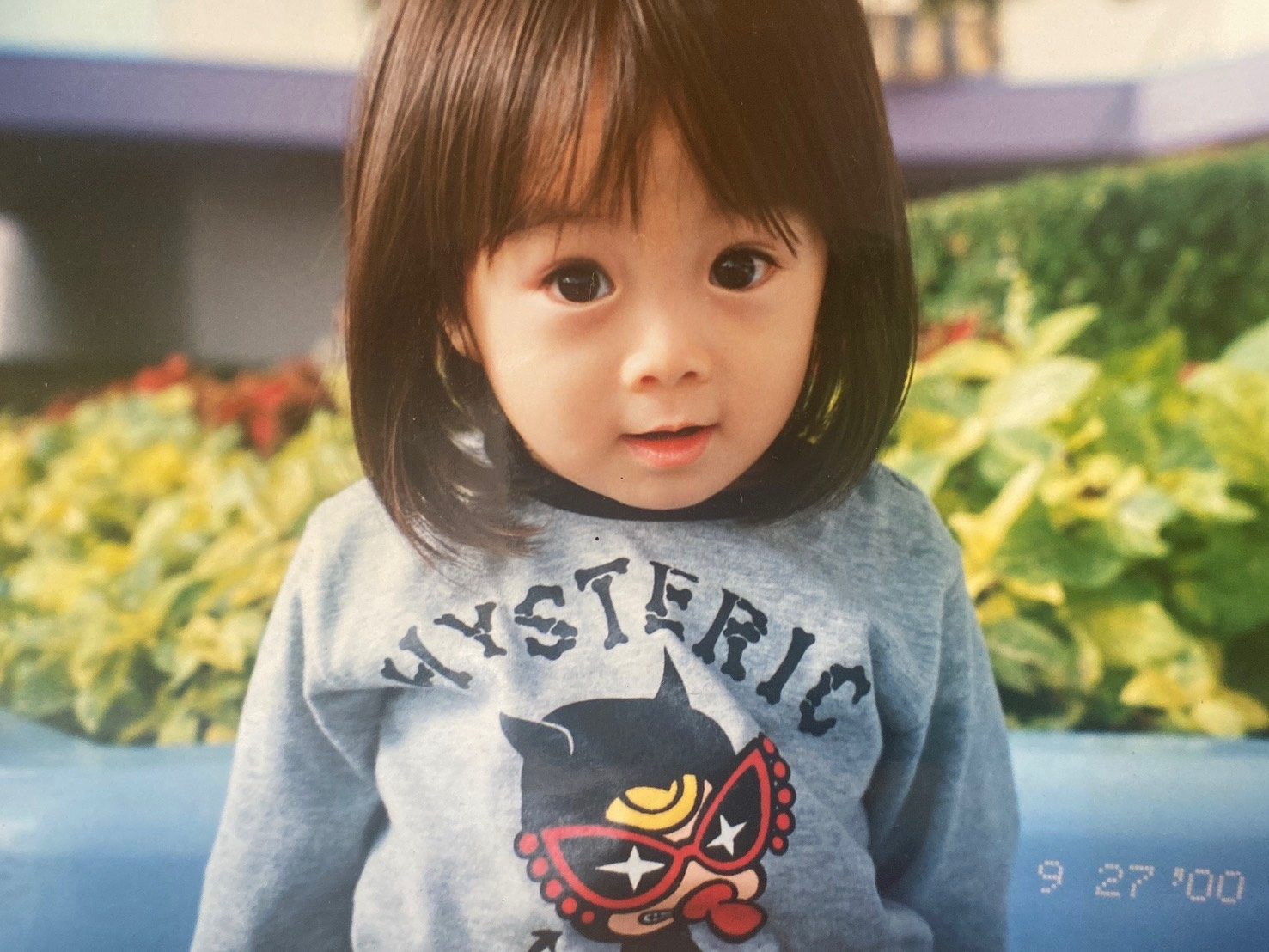 平成15年、花壇の前で撮影された3歳女の子の写真。　23年後の現在の様子に「すごい美人」「可愛すぎる」