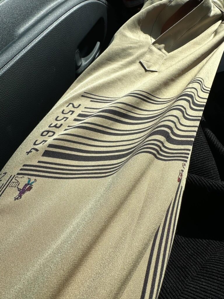 バーコードデザインの服②（＠white.atsushiさんより提供）