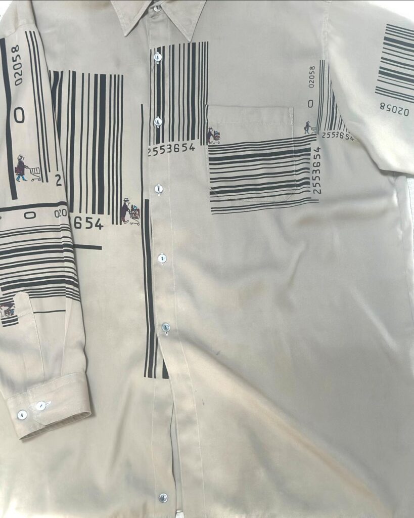 バーコードデザインの服①（＠white.atsushiさんより提供）