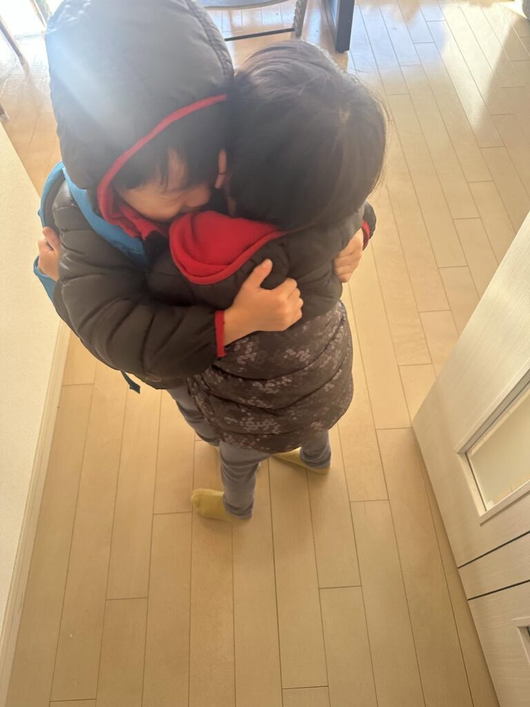 抱き合う双子の息子さんたち（＠futago_wonder4さんより提供）