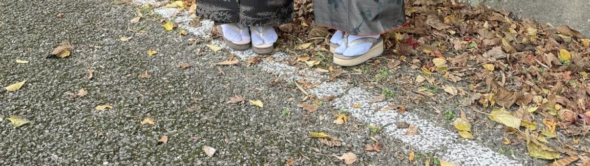 太宰府で…大島紬の着物を着て歩く姉妹。圧巻な着こなし姿に「思わず声かけちゃいそうです」「見惚れちゃいました…」