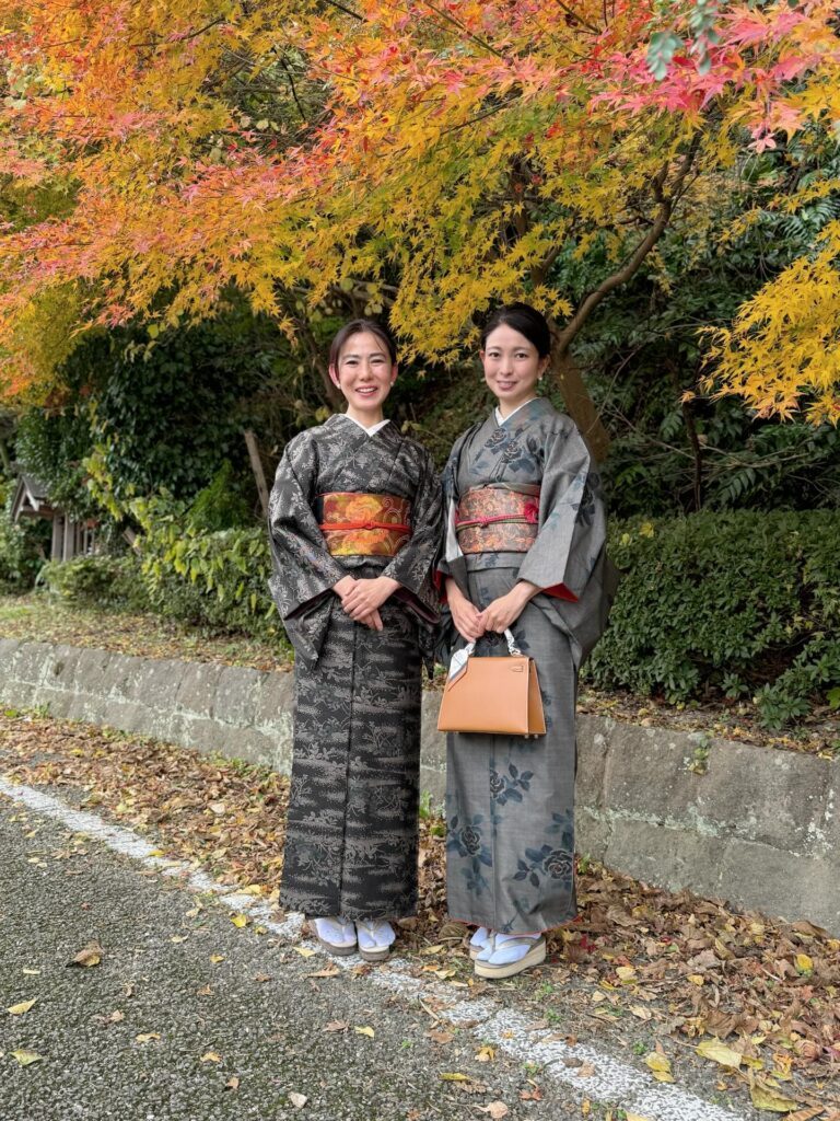  大島紬にオレンジの帯で紅葉をイメージ（＠hotate_familyさんより提供）