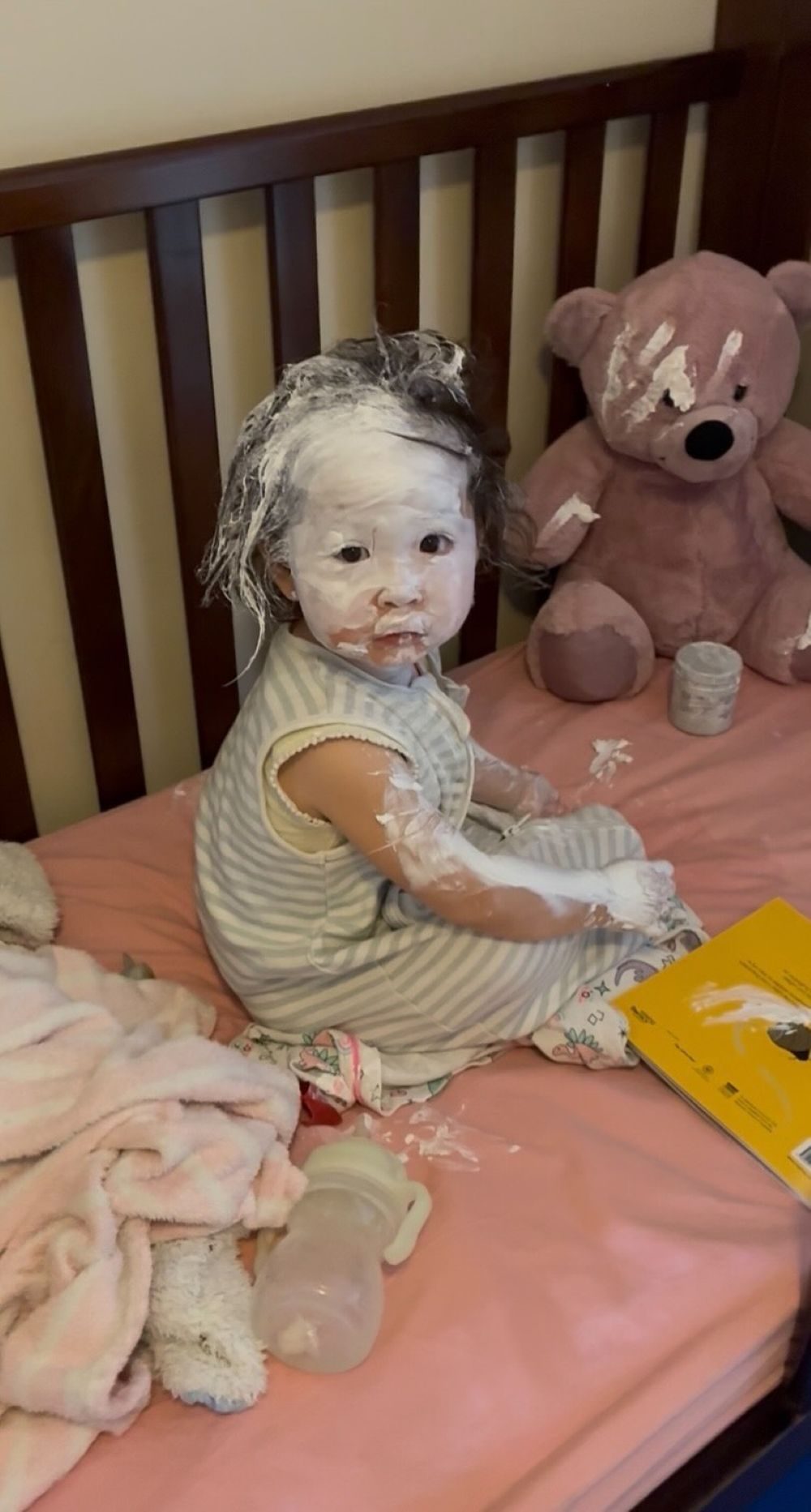 お昼寝をさせていた娘。ベビーモニターを確認すると“顔が真っ白”に染まっていて→まさかの理由に「看護師はすぐにわかる」「こ、これは…………好きwwww」