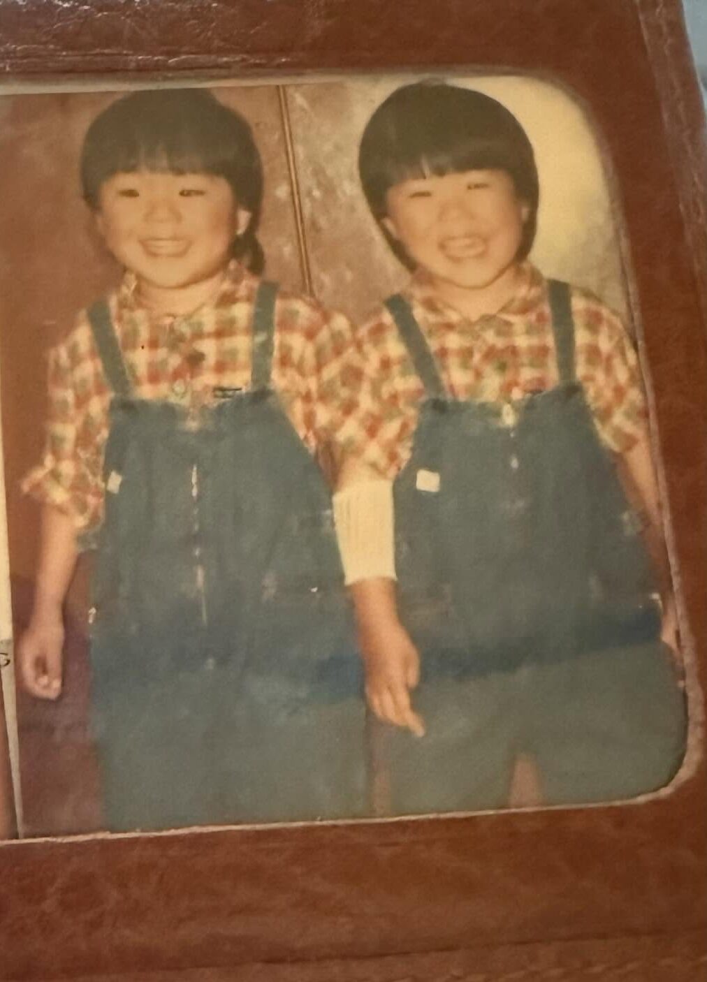 1987年頃に撮影された双子の写真。しかし、兄「双子なのに…」驚きの事実に「けっこうレアですよね」「初耳でした」「素敵な写真」