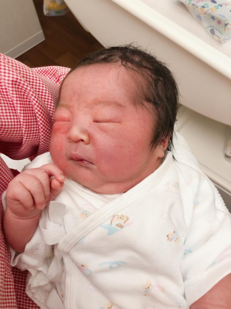 出産直後の息子さん（＠monchi.425さんより提供）