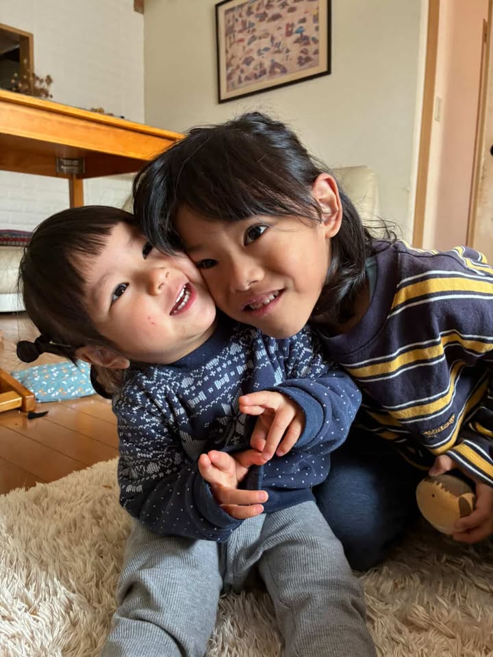 おばあちゃんがひ孫を抱っこすると…（＠ricohair_さんより提供）