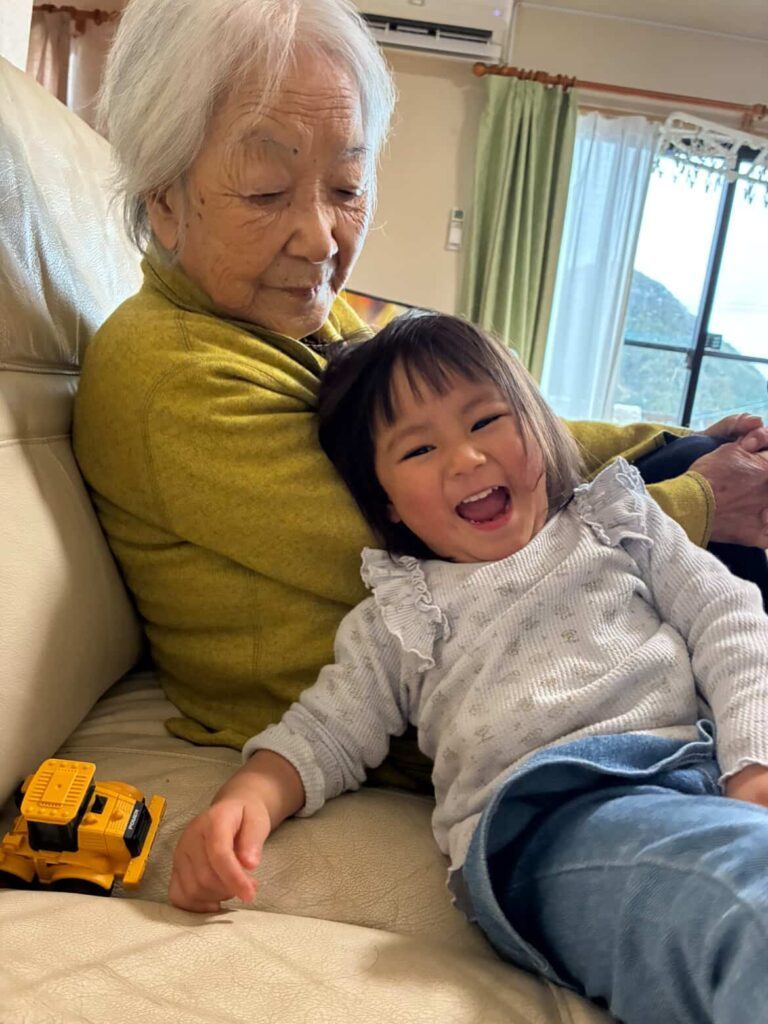 おばあちゃんがひ孫を抱っこすると…（＠ricohair_さんより提供）