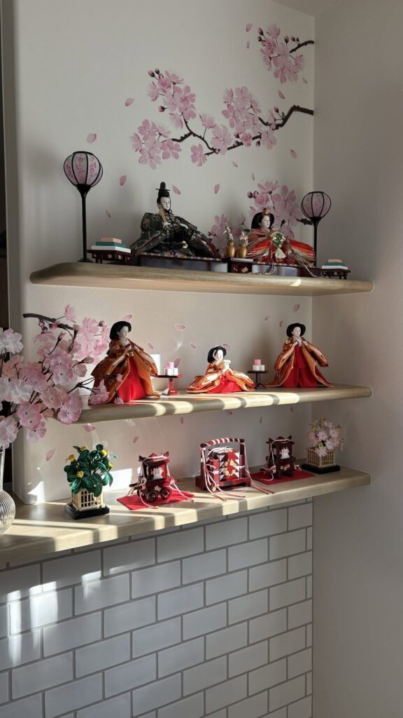 飾り棚を雛壇として活用③（＠_chiinoie_さんより提供）