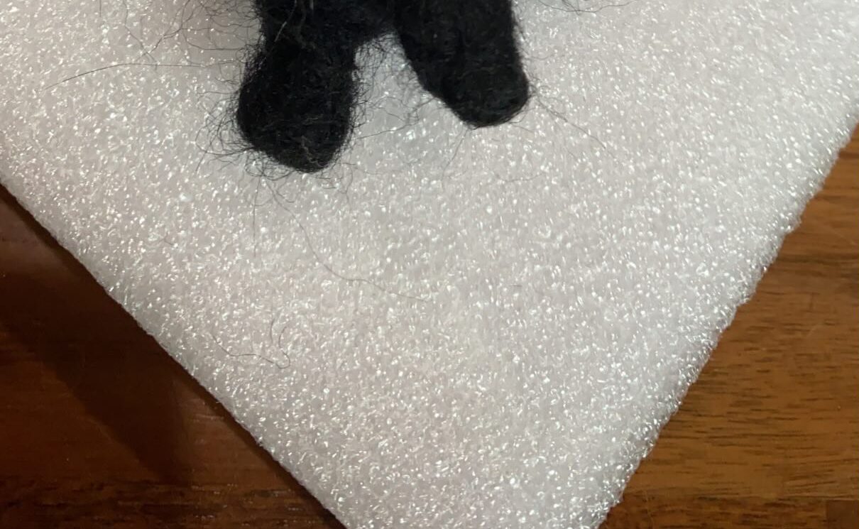 100円ショップのフェルトで黒猫を作ったら…完成した作品に「ちょっとwww」「仲間が居て安心しました」「面白すぎます」の声