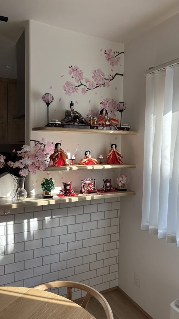 飾り棚を雛壇として活用②（＠_chiinoie_さんより提供）