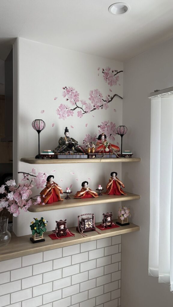 飾り棚を雛壇として活用①（＠_chiinoie_さんより提供）