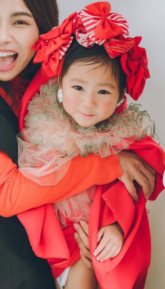 おばあちゃんがひ孫を抱っこすると…（＠ricohair_さんより提供）