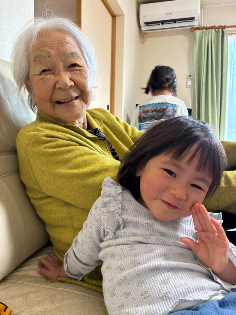 おばあちゃんがひ孫を抱っこすると…（＠ricohair_さんより提供）