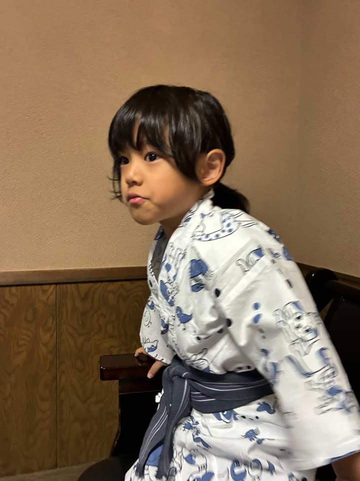 おばあちゃんがひ孫を抱っこすると…（＠ricohair_さんより提供）