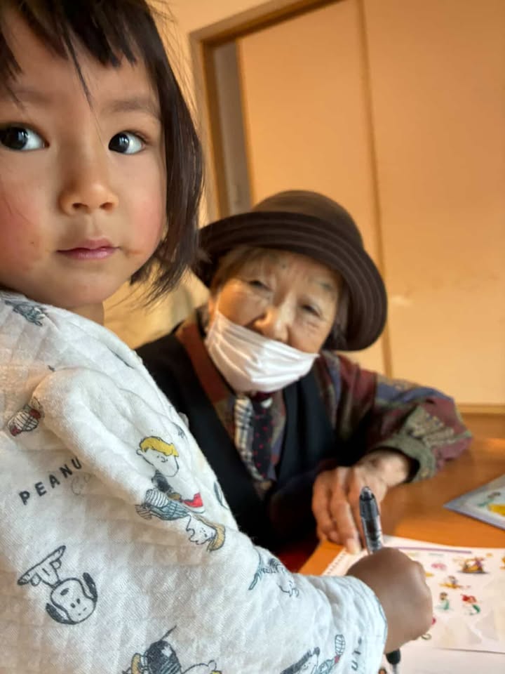 おばあちゃんがひ孫を抱っこすると…（＠ricohair_さんより提供）