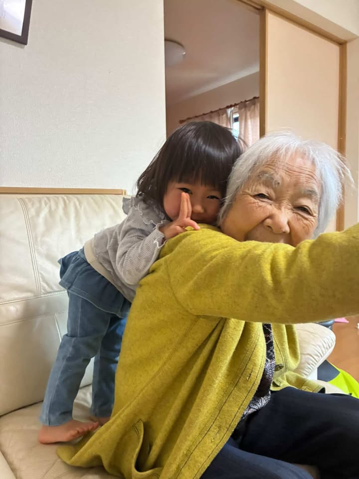 おばあちゃんがひ孫を抱っこすると…（＠ricohair_さんより提供）