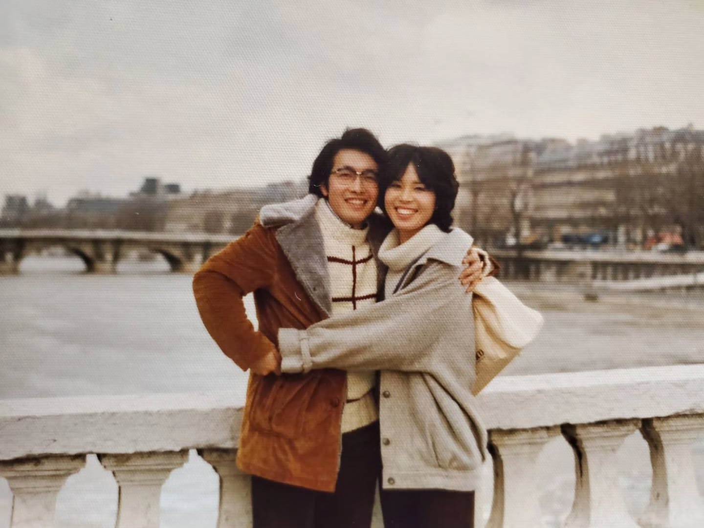 仲良しそうな25歳と26歳の男女。→46年後の現在の姿に「キュンキュンしました」「可愛いママとイケメンパパ」「時代ですね」