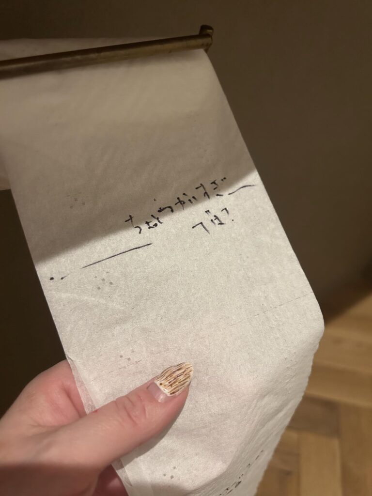 トイレットペーパーの落書き④（＠meg____i.homeさんより提供）