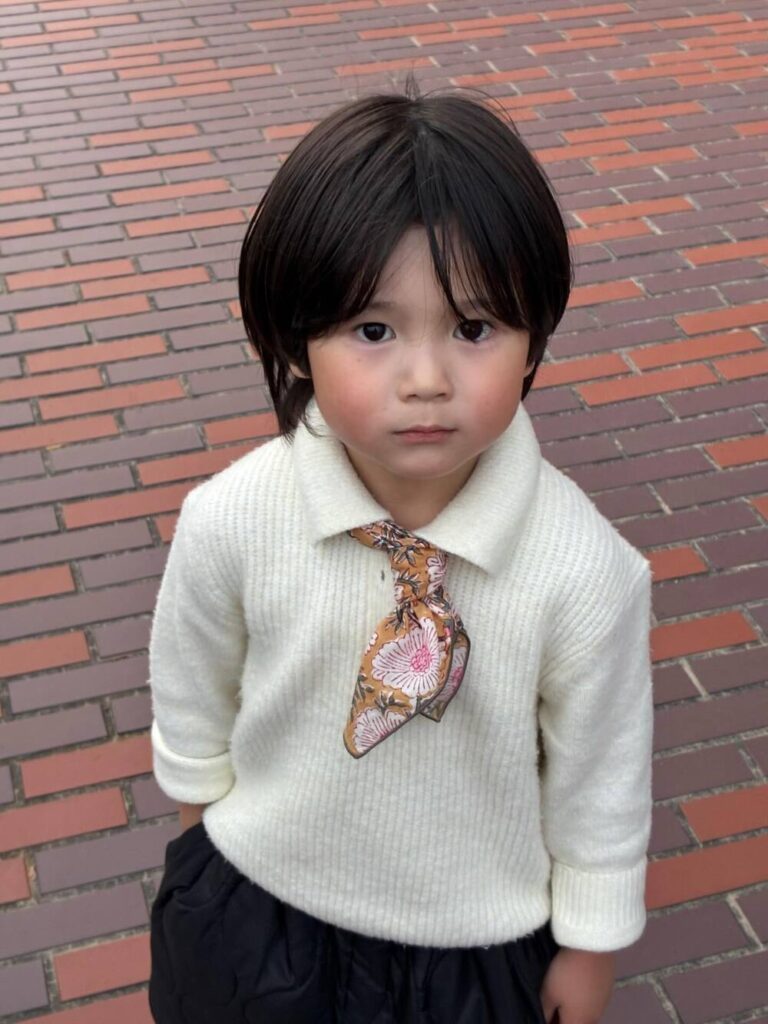 モデル風ポーズをとる息子さん①（@___.86bo_さんより提供）