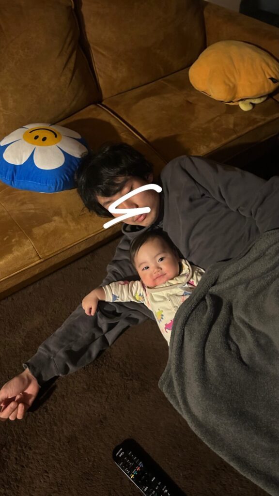 寝かしつけ中①（＠am3_h41さんより提供）