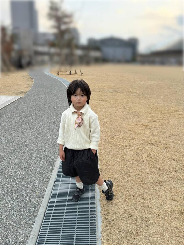 モデル風ポーズをとる息子さん②（@___.86bo_さんより提供）