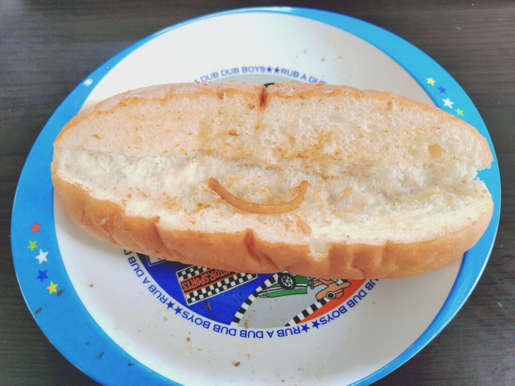 半分こされた焼きそばパン（＠asami6151121さんより提供）