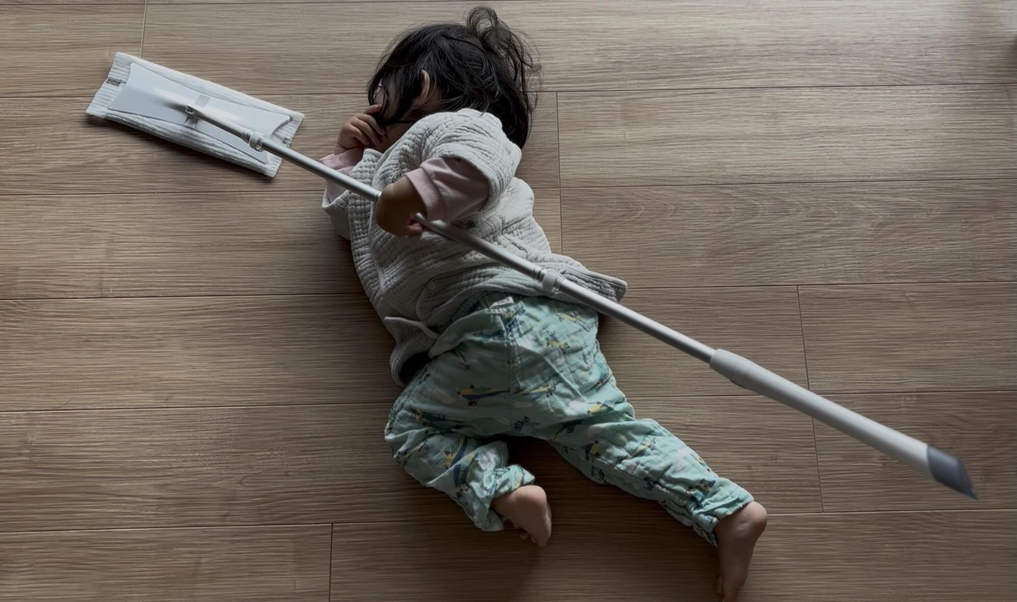 お掃除好きな2歳児。しかし、母が目撃したまさかの光景に「スーパーヒーローみたい」「かわいい」