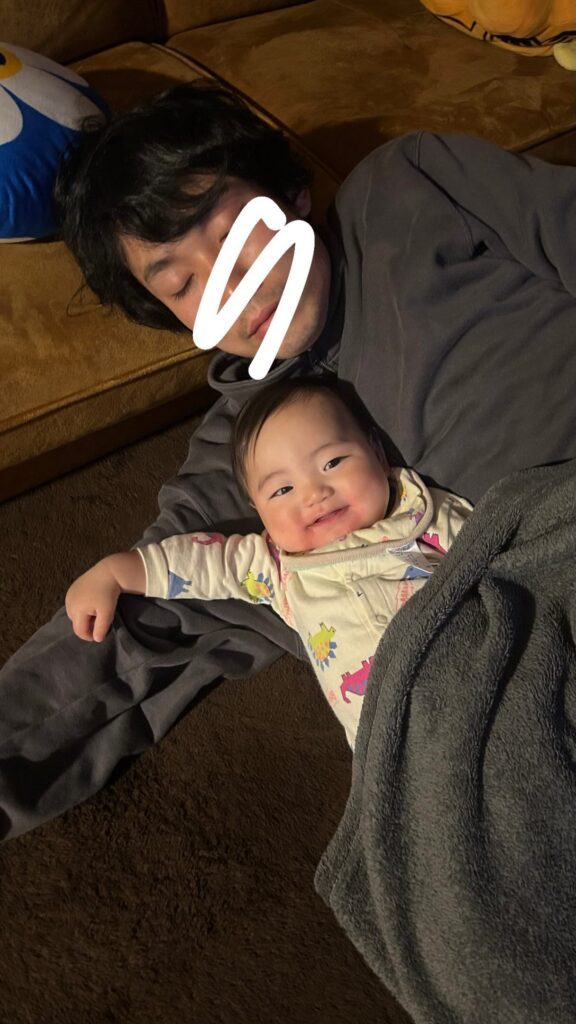 寝かしつけ中②（＠am3_h41さんより提供）