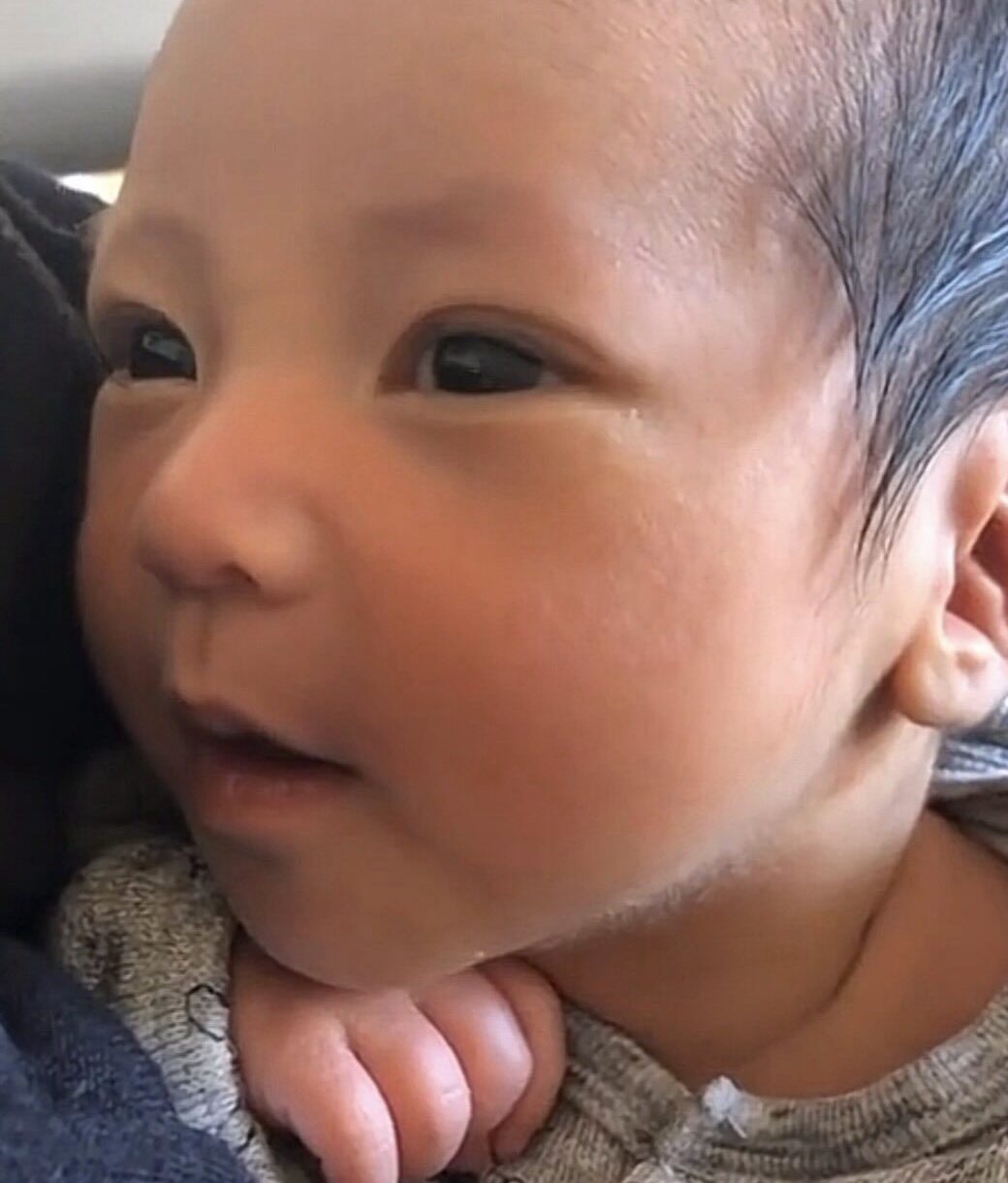 生まれたときからパッチリおめめの赤ちゃん。→6年後の現在の姿に…「えぐいイケメン」「めちゃくちゃ美形！！」「お顔が出来上がってる」