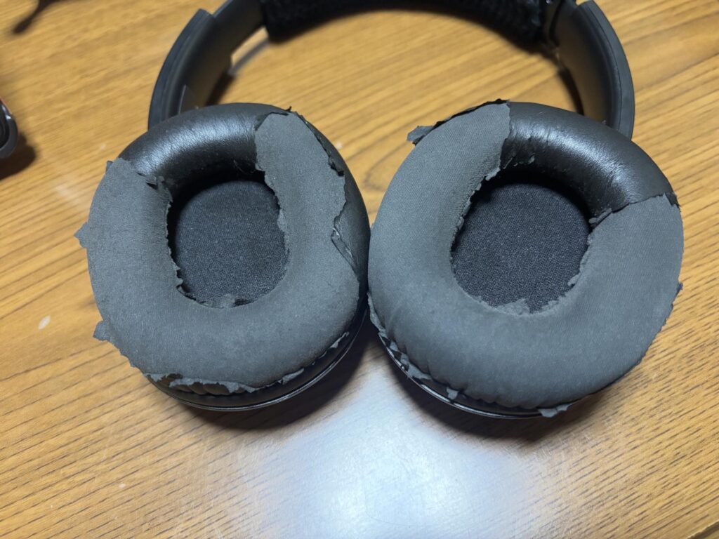 ボロボロのヘッドホン（＠skmt_8382さんより提供）