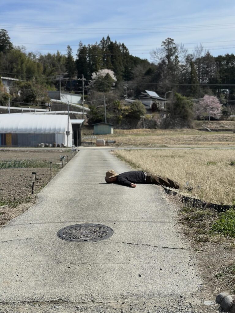 家の前で寝ていた旦那さん（＠mari.nakajima0423さんより提供）