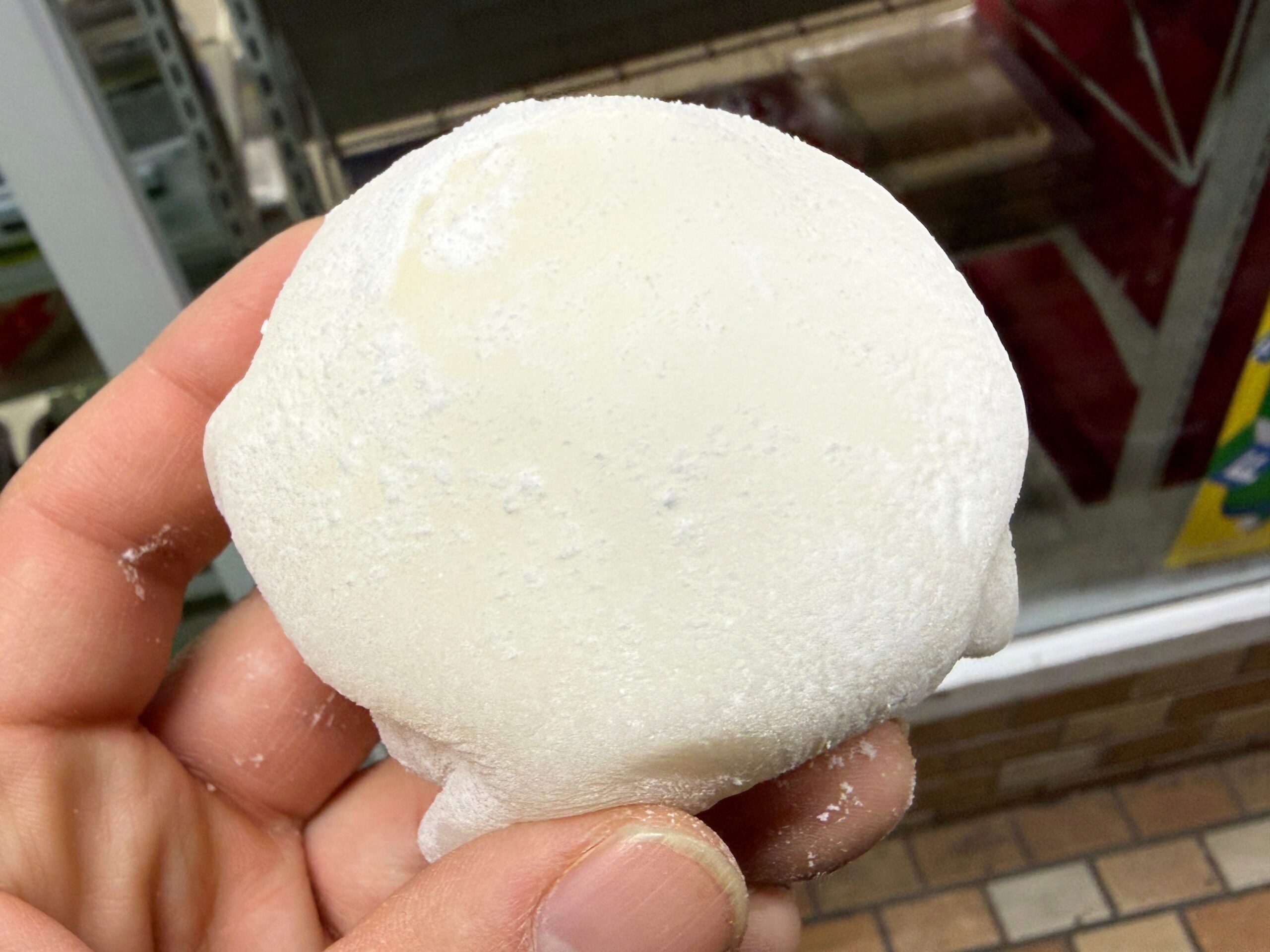 コンビニで購入した大きな大福。食べ進めると、まさかの中身に「美味しい予感しかしない」「昔から大好きです！」「これ美味しいんだよなあ」