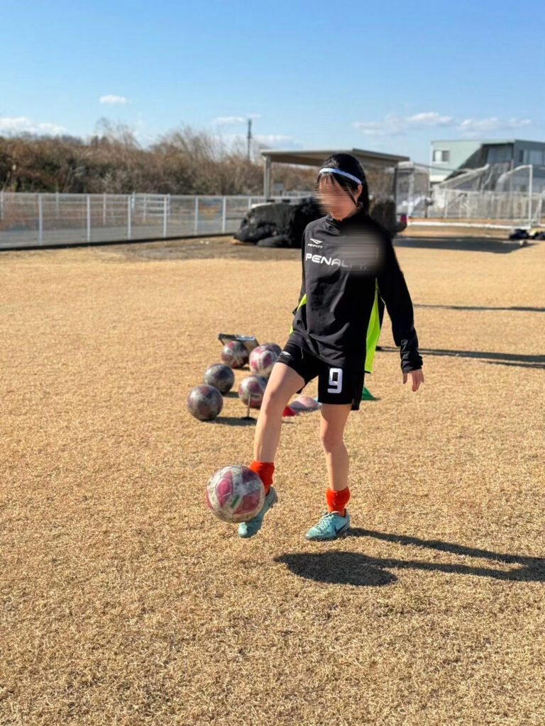 サッカーをする様子①（@shizuka_na_hibiさんより提供）