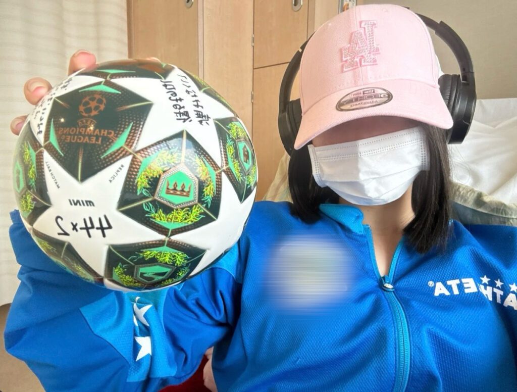 仲間からのメッセージ入りのボール（@shizuka_na_hibiさんより提供）