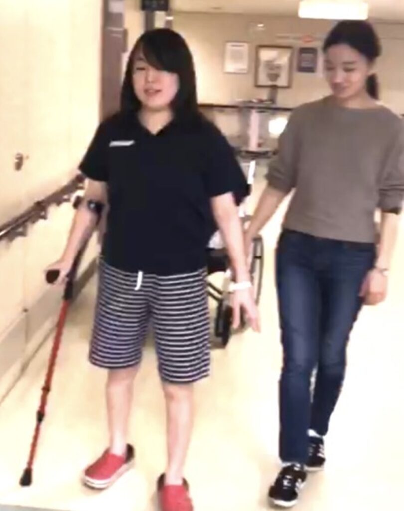 杖を使って歩けるまでに（鬼谷選手より提供）