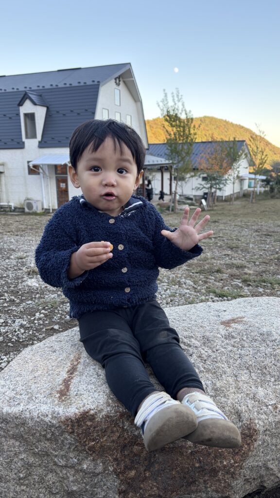 注射の練習をする生後3ヵ月の息子（提供元：＠a_riibabyさん）