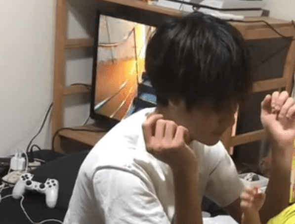 鏡の前で髪の毛のセットをする19歳息子。　しかし、次の瞬間…まさかの光景に「仲良しイケメン兄弟」「将来有望」