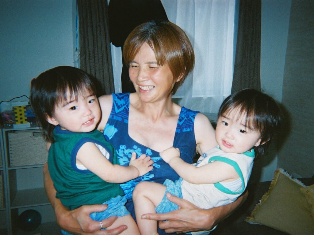 普段のおばあちゃんと双子ちゃん②（＠miiiiii__369さんより提供）