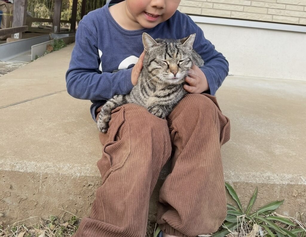 猫と一緒に育った息子（提供元：＠365dayshusbandさん）