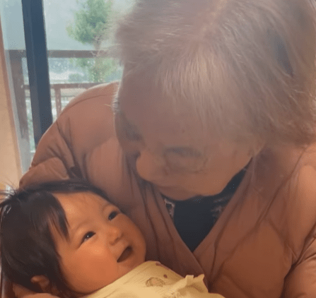 ひ孫を抱っこするばあば　しかし1分後…2人の様子に「年の功にびっくり」「赤ちゃんも嬉しそう」の声
